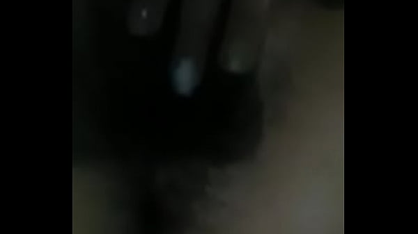 Jovencita jug&aacute;ndose parte 2 