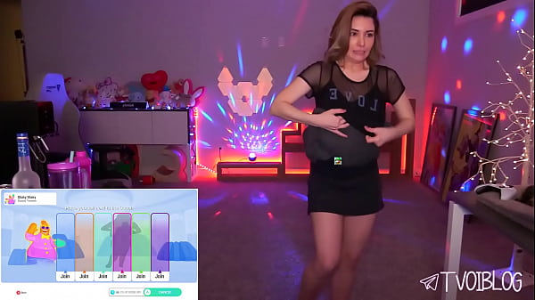 Inadvertently showed her beautiful boobs on twitch 