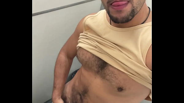 Com Tes&atilde;o, Socou Uma Punhheta No Banheiro Do Vizinho thumbnail