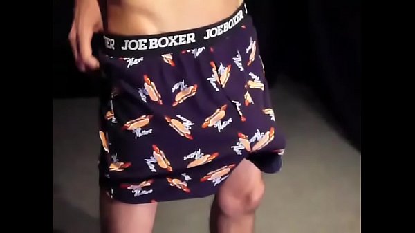 Garoto pauzudo de short se masturbando no quarto 