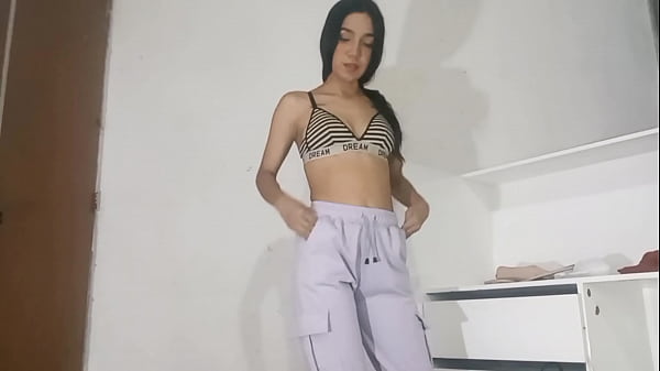 Play MP4 - MI ESPOSA LLEGA LA CASA PERO LLEGA DE MAL GENIO y ella se pone a limpiar la casa pero solo para QUE YO LE META EL PENE SU APRETADA VAGINA - PORNO EN ESPANOL