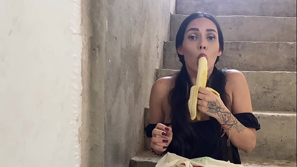 Play MP4 - A MI VECINA LE GUSTA TANTO LA BANANA QUE AHORA TIENE GANAS DE LA MIA - PORNO EN ESPA&Ntilde;OL