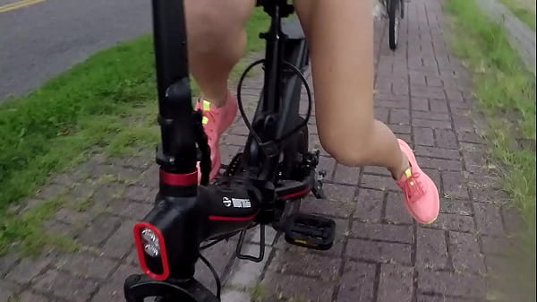 Play MP4 - Duas gostosas pedalando semcalcinha na chuva - Barbara Alves- Pernocas