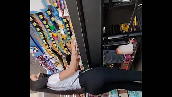 Chica con buen culo en supermercado 
