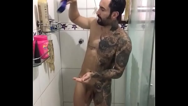 Tomando banho Lutador_de MMA Allan Guerra_Gomes