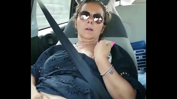 Tocca il cazzo del marito si eccita e gode tre volte