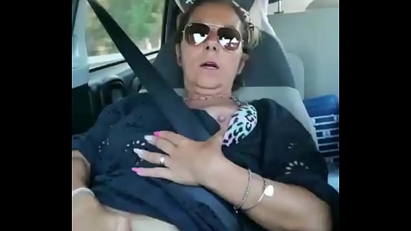 Play MP4 - Teresa jones si masturba mentre marito guida