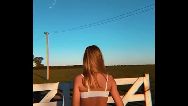 Modelo De Instagram En El Campo thumbnail