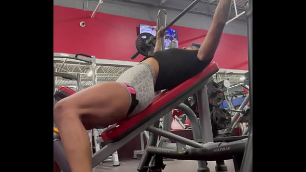 Muscle mommy pushing that bar 