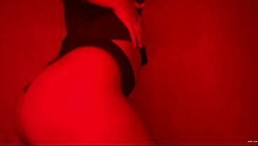 emo girl ense&ntilde;ando su enorme culo perfecto 