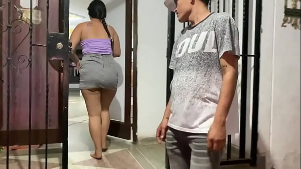 El mete su polla en mi co&ntilde;o cuando mi madre se va mi padrastro me quiere follar mi co&ntilde;o cuando estoy sola en la casa