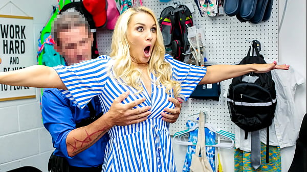 Julia Robbie Wantsto Leave the Store without Landing in Big Trouble Liftermilf