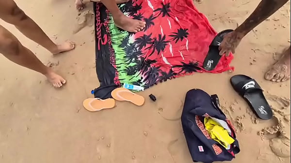 Play MP4 - Suruba no meio da praia j&aacute; &eacute; demais&period;