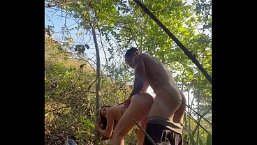 Levei a ruiva Famosinha de Vila Velha pra fazer uma trilha na praia de Guaratiba e comi ela no mato