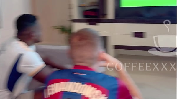 Play MP4 - Fui assistir o jogo na casa do meu amigo ele perdeu a aposta foi buscar a cerveja enquanto isso eu deu uma surra de piroca na ESPOSA GOSTOSA na frente do CORNO SEM CAMISINHA marido feliz e a esposa tomou BANHO DE LEITE - Lina Nakamura - John Coffee