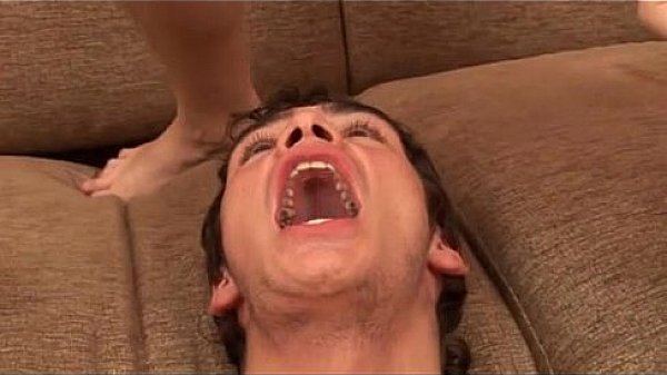 Gozando na buceta e bebendo a pr&oacute;pria porra 