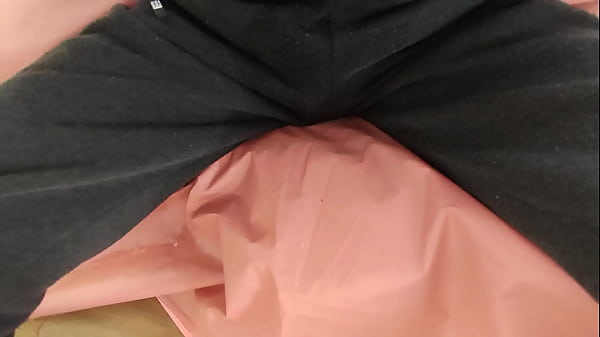 Play MP4 - Peeing in pants