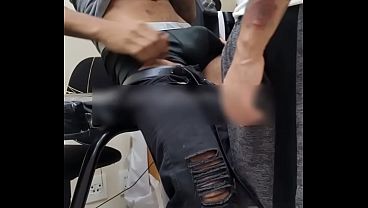 Os dois se tocando ao mesmo tempo por cima da roupa