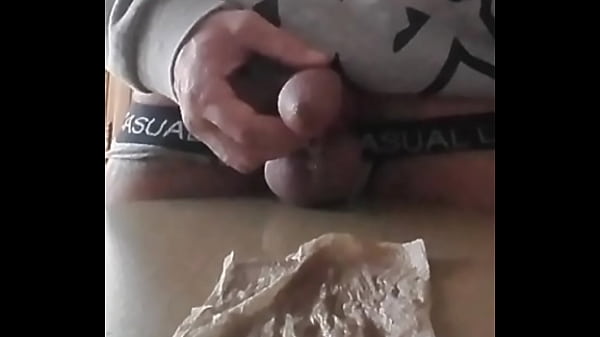 Play MP4 - je pisse et me branle avec ma pisse&comma;les couilles nou&eacute;es par un lien&comma;