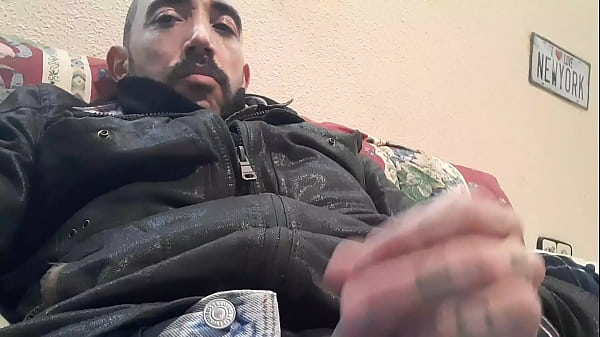 Play MP4 - Y sigue toc&aacute;ndose los huevos&period; Gay espa&ntilde;ol&period;