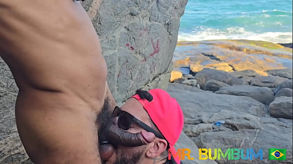 Play MP4 - CRUISING&period;  MACHOS SE ENCONTRAM NA PRAIA DE NUDISMO E FAZEM CRUISING COM MUITA OUSADIA&period;