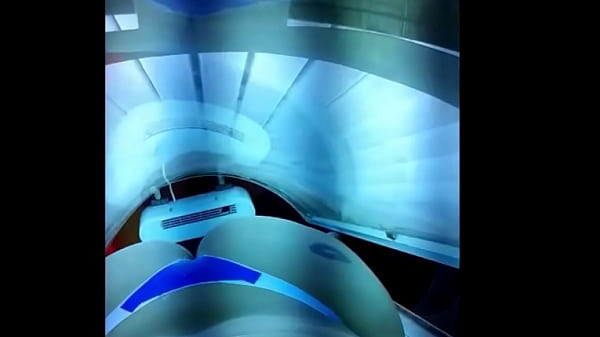 Na maquina de bronzeamento me exibindo Bunda Gigante sentando gostoso Participe dos meus_Vídeos