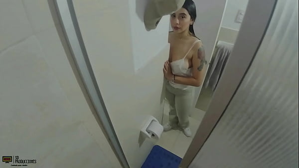 Madrastra Ayuda A Su Hijastro A Masturbarse En La Ducha Y Se Traga La Leche thumbnail