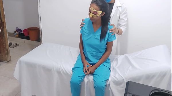 Enfermera el doctor la seduce y explora su cuerpo 