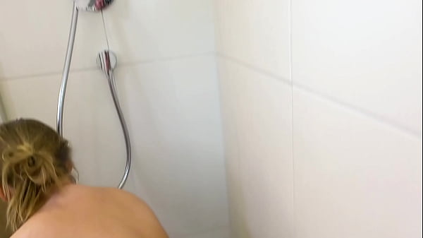 PRIVATER SEX IN DER DUSCHE TEEN Lina Mila (24) BRAUCHT SCHWANZ 