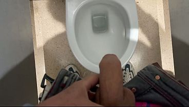 Nonton Rapaz Mijando No Banheiro P&uacute;blico Na Zona Sul Rio De Janeiro thumbnail