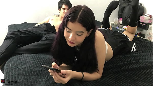 Play MP4 - Follando a mi dulce hermanastra en su cuarto con una falda sexy PARTE1