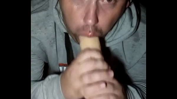 Толстозадая русская шлюшка демонстрирует на камеру свои трахательные возможности! Этот пидор скачет на члене и пробуривает им свою глотку после жопы! Эта сучка настолько грязная что готова облизывать член после жопы! 