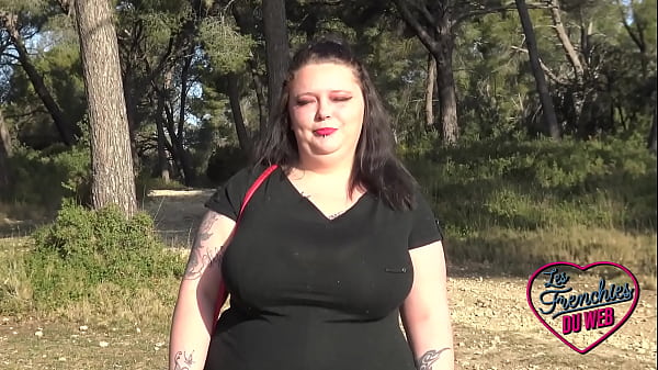 Jade_une ronde très_coquine_qui adore l exhib