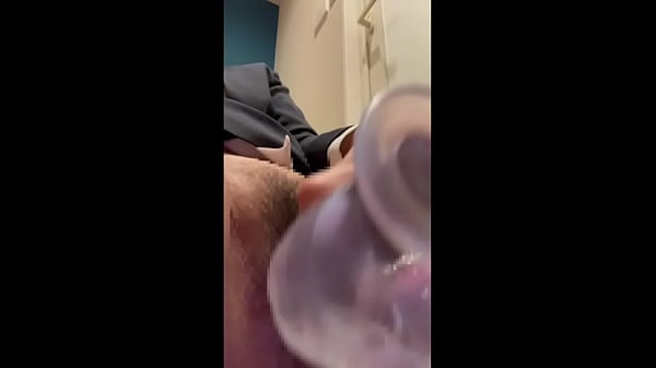 仕事中におまんこがムズムズしちゃって会社のト◯レでリクルートスーツ姿でくちゅくちゅオナニーしちゃう社会人3年目ol。 