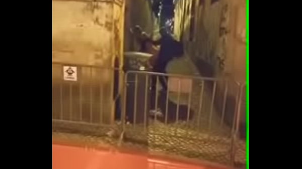 Flaga comendo na rua