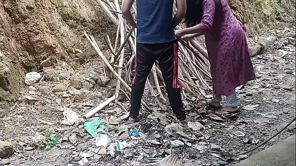 Play MP4 - थोड़ी हेल्प के बदले पड़ोसी आंटी ने चुदाई करवाई