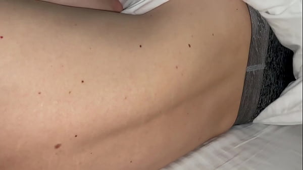 Кончаю от руки парня, а потом ему на жопу 