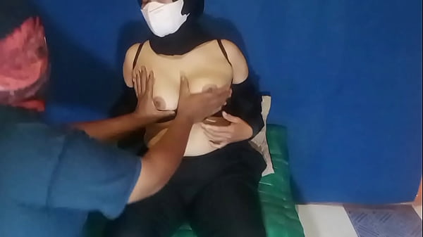 Indonesia Playing with the pussy of_a horny_female security_guard with a sextoy until she squirts Jago jilmek