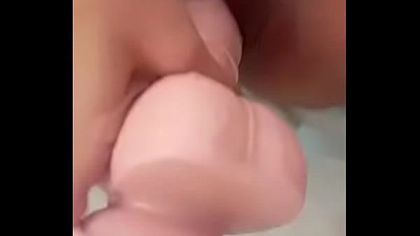 Me masturbo con un dildo gigante que me deja muy abierta mi vagina