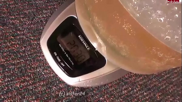 Play MP4 - Girl peeing about 2 liters of urine
