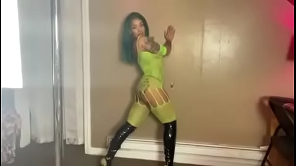 slut laylaluxxx_shaking_some ass