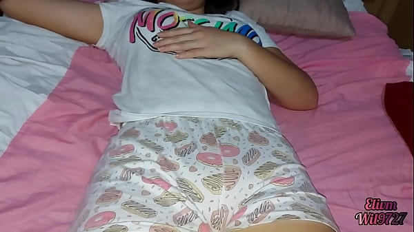 Play MP4 - xxx desi video casero con mi hermanastra me ense&ntilde;a su co&ntilde;o&comma; lo tiene muy abultado es sorprendente se me hace agua la boca