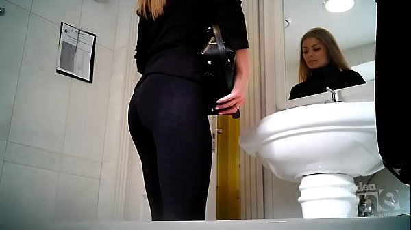 Play MP4 - Spying on the pissing beauty