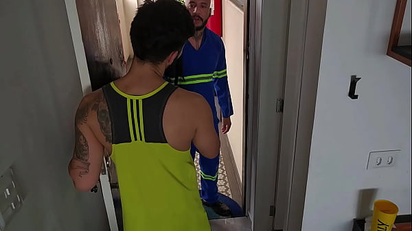 Tecnico Da Internet Veio Fazer Um Reparo E Cai De Boca Na Rola Dele E Ainda Ganhei Leite No Cuzinho. - Parte I thumbnail