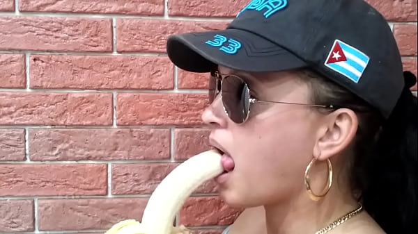 Play MP4 - Girl shows her skills on banana
