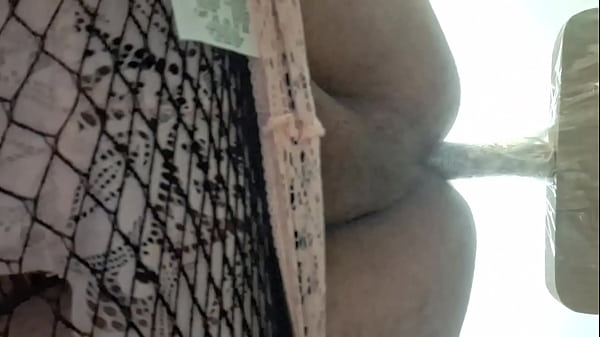 Yequis se_pajea elculo con el mango de una tabla_de cocina