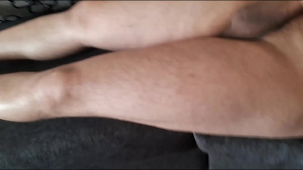 Paizo ton poutso mou ston kanape 