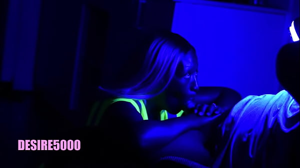 Nonton Black Light Blowjob While Working On The Clock At The Ship Yard. thumbnail