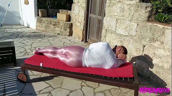 unloading in super shiny tights without using my hands 