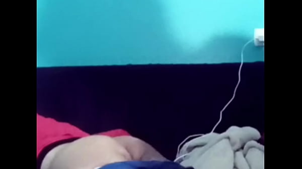 Play MP4 - Pierde apuesta y se tiene que dejar depilar&comma; pero lo terminan follando